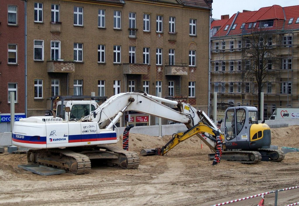 Interessanter Gr��envergleich, ein gro�er Volvo EC290B der Baufirma EUROVIA abgestellt zusammen mit einem Minibagger neuson Typ 50Z3 Leasingbagger am 28.03.09 Neubau S-Bhf. Berlin Baumschulenweg.