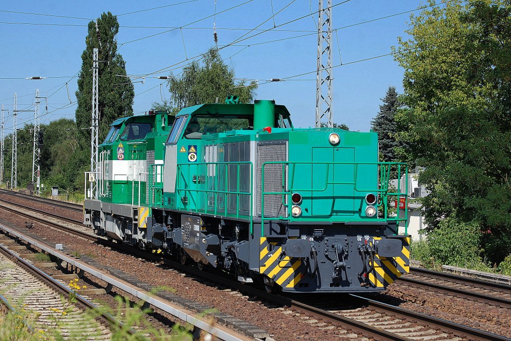 Interessanter Lokzug eine gr�ne MaK G 1206 ohne NR. und Firmierung mit einer V 100 aus der PCK Raffinerie GmbH (Schwedt/Oder) am Haken Richtung Karower Kreuz Berlin, 23.07.13 