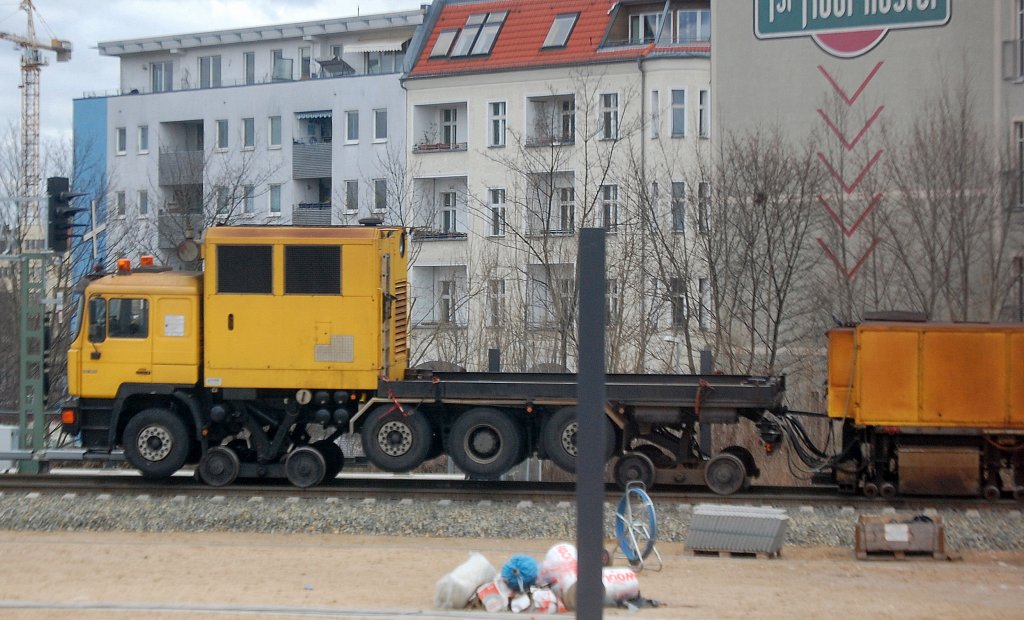 Interessantes mobiles Schienenschleifsystem beim Gleisneubau am neuen S-Bhf. Berlin-Ostkreuz, es �hnelt dem System RRGM 0-16 m�glicherweise ein �lteres System?, 15.02.12 (Belegbild aus dem S-Bahn Fenster, hoffe auf bessere demn�chst)