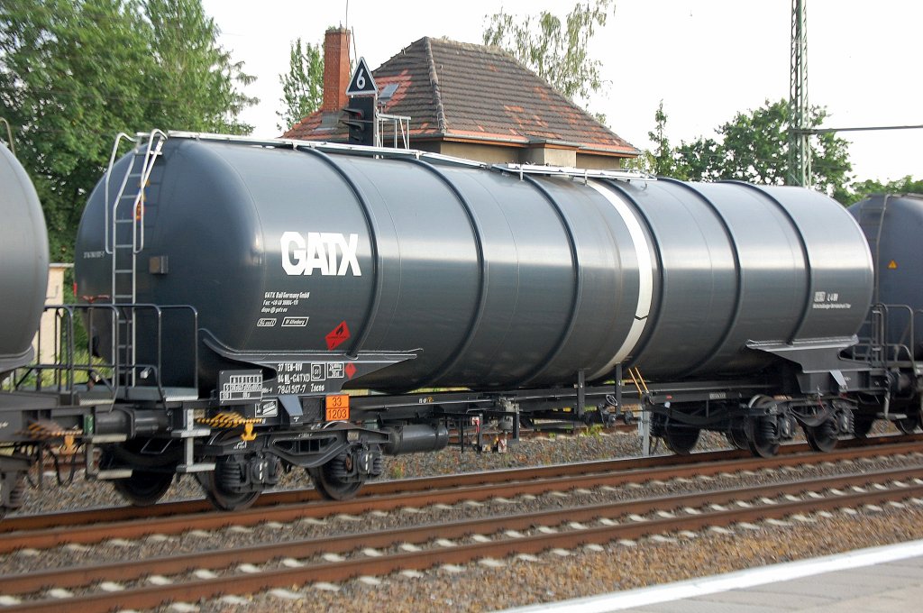 Intetressanter neuer Kesselwagen vom Typ Zacns, eingestellt von der deutschen GATX in den Niederlanden mit der Nr. 37 TEN-RIV 84 NL-GATXD 7841 517-7 lt Gefahrenstofftafel (33/1203) f�r Bezin-Transporte in eimen Ganzzugverband am 05.07.10 Berlin-Blankenburg.