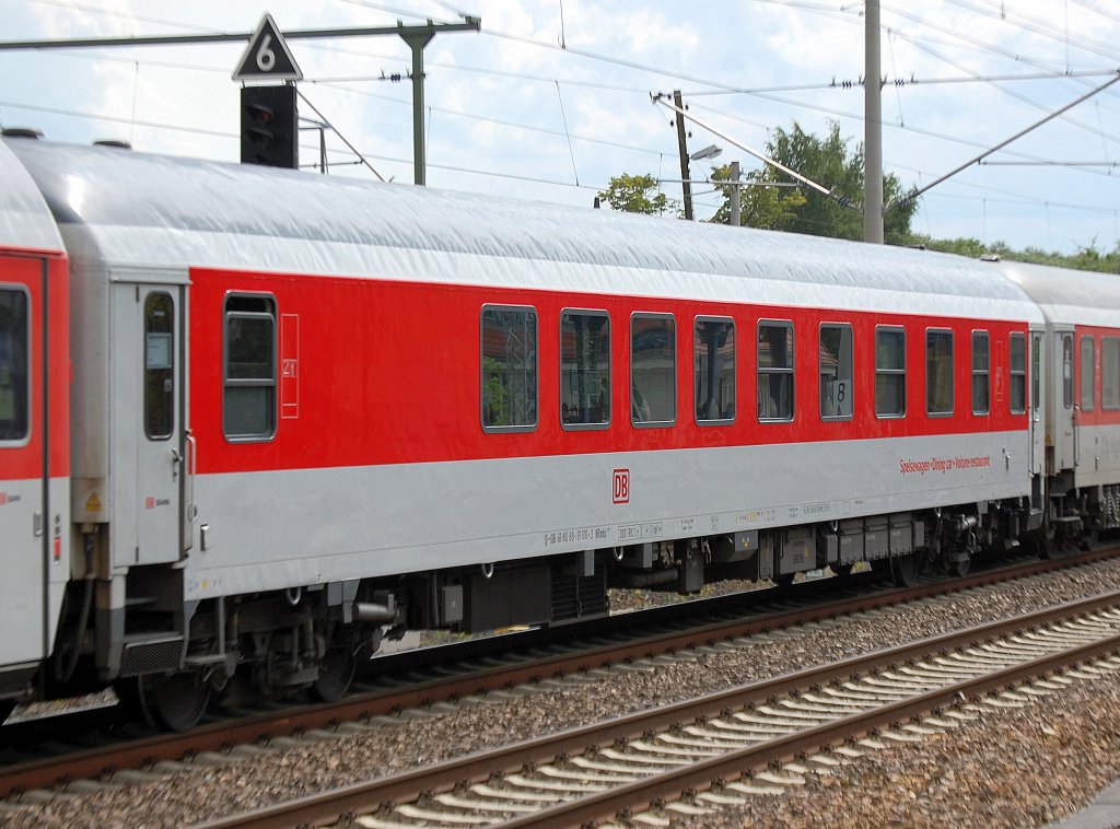 Inzwischen in Nachtz�gen eingesetzt, eigentlich f�r den DBAutozug konzipiert, die echten noch vollst�ndig eingerichteten Speisewagen der DB vom Typ WRmbz 138.1, hier der Wagen D-DB 61 80 88-91 010-3 WRmbz 138.1 in einem PbZ-Zug Richtung Berlin-Rummelsburg, 04.08.10 Berlin-Blankenburg. 