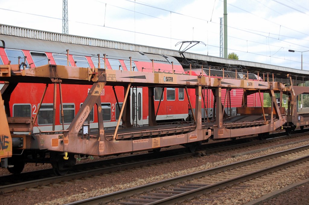 Italienischer Autotransportwagen der Fa. SITFA eingestellt mit der Nr. 23 RIV 83 I 4254 039-6 Laekks, 18.08.10 Bhf. Flughafen Berlin-Sch�nefeld.