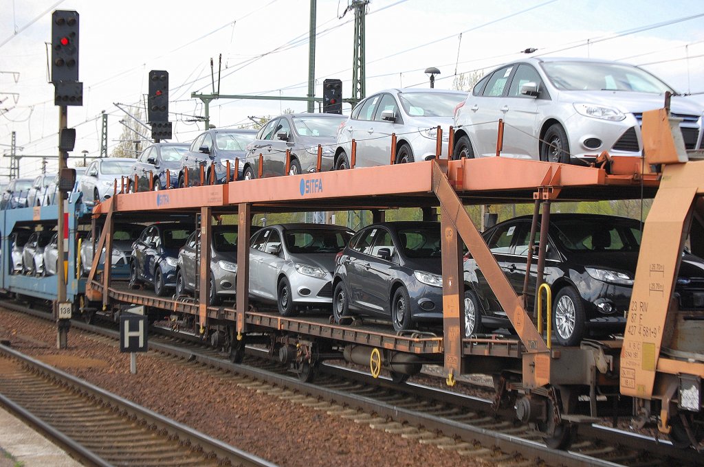 Italienischer PKW-Doppelstocktransportwagen vom Einsteller SITFA eingestellt mit der Nr. 23 RIV 83 I 435 1 850-8(P) Laaes beladen mit fabrikneuen Ford Focus, 16.05.11 Bhf. Flughafen Berlin-Sch�nefeld.