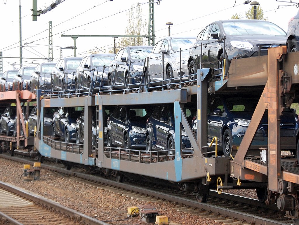Italienischer PKW-Doppelstocktransportwagen vom Einsteller SITFA eingestellt mit der Nr. 23 RIV 83 I 436 3 751-4(P) Laaers beladen mit fabrikneuen Ford Focus, 16.04.11 Bhf. Flughafen berlin-Sch�nefeld.