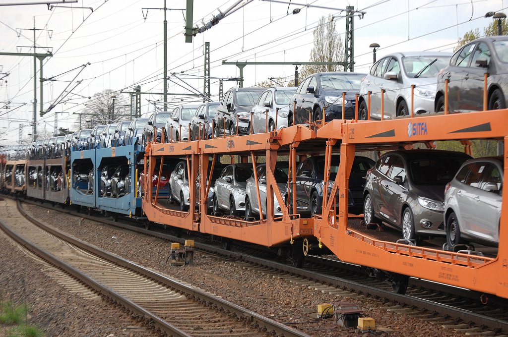 Italiensiche PKW Doppelstocktransportwagen vom Einsteller SITFA, in der Mitte der Wagen mit der Nr. 43 83 425 3 060-9(P) Laekks, 16.04.11 Bhf. Flughafen Berlin-Sch�nefeld.  