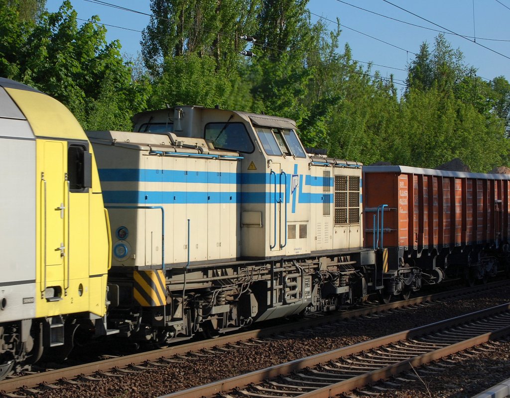 ITB 1101 (92 80 1202 968-4 D-ITB, Bj.1983) zeitweise an LOCON verliehen am 09.05.08 hinter der ER 20-009 mit Ganzzug offener G�terwagen Richtung R�gen unterwegs, 09.05.10 Berlin-Karow. (Aktuell an die HGB verliehen).