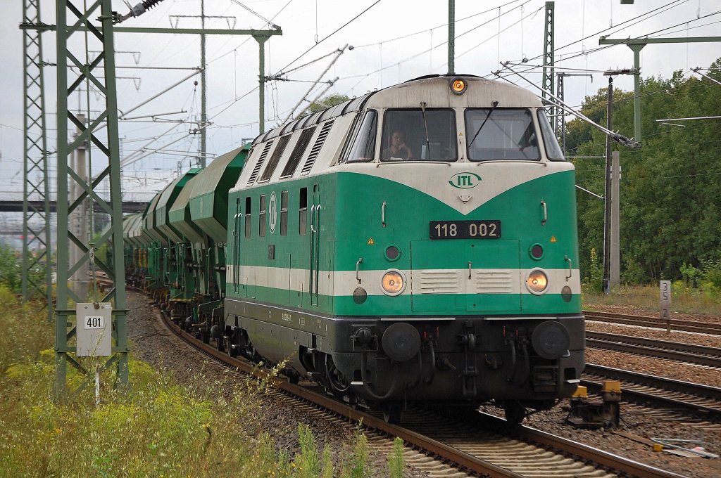ITL 118 002 (92 80 1228 552-6 D-ITL) mit einem Ganzzug firmeneigener Sch�ttgutwagen bei der Durchfahrt im Bhf. Flughafen Berlin Sch�nefeld am 18.08.10.
