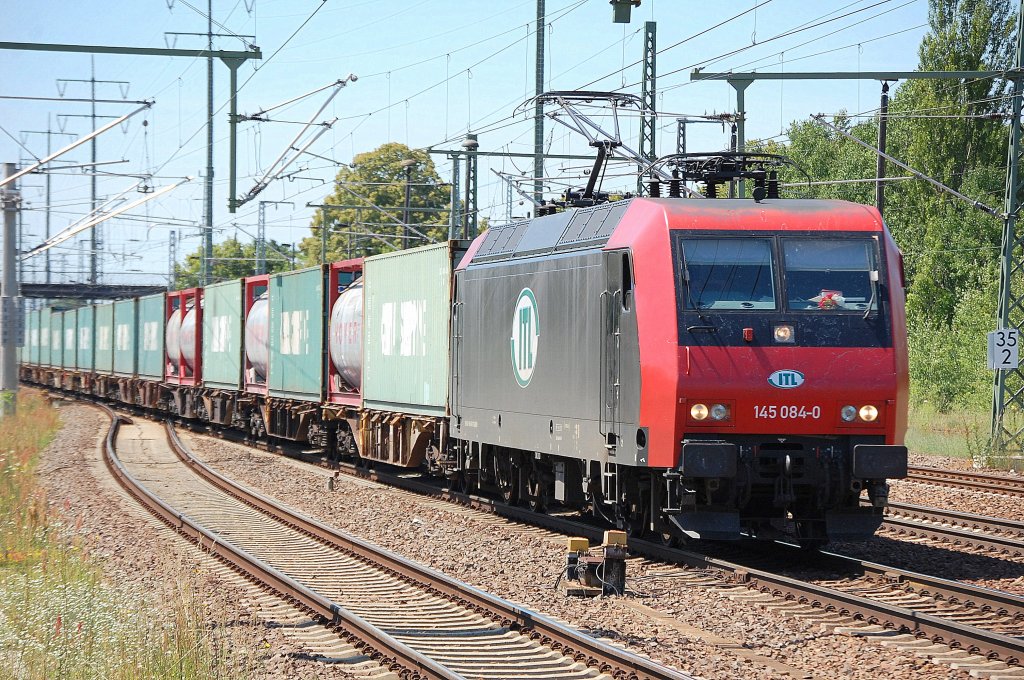 ITL 145 084-0 (91 80 6145 084-0 D-ITL) mit Containerzug am 28.06.11 Bhf. Flughafen Berlin-Sch�nefeld.