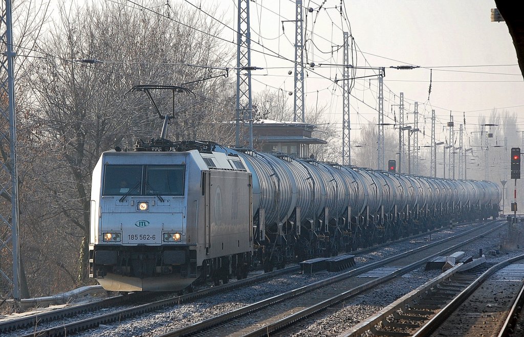 ITL 185 562-6 (91 80 6185 562-6 D-ITL) mit einem Ganzzug silberner Kesselwagen vom Einsteller GATX mit schweizer Zulassung Richtung Bernau, 29.01.11 Berlin-Karow.