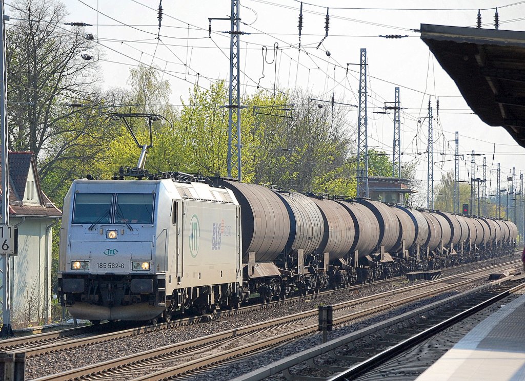 ITL 185 562-6 (91 80 6185 562-6 D-ITL) mit Ganzzug Heizoelkesselwagen Richtung Bernau, 19.04.11 Berlin-Karow.