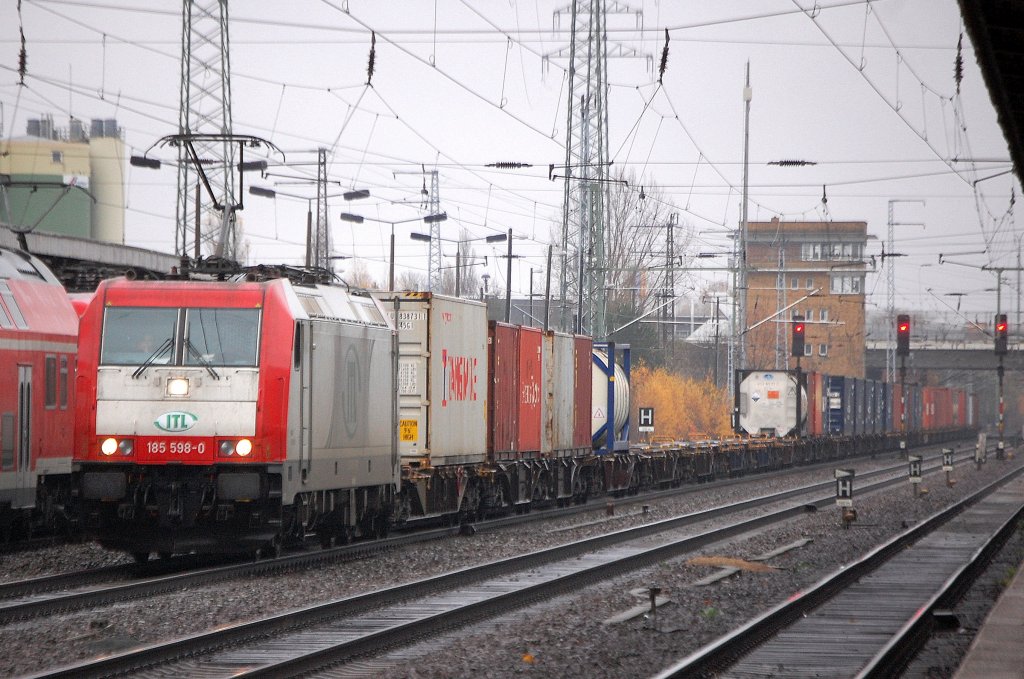 ITL 185 598-0 (91 80 6185 598-0 D-VC) mit einem nicht ganz vollst�ndig beladenen Containerzug, 08.11.10 Bhf. Flughafen Berlin Sch�nefeld.