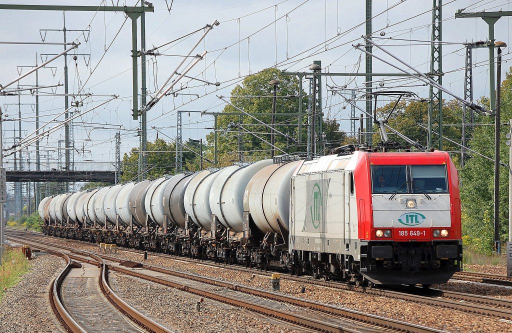 ITL 185 649-1 (91 80 6185 649-1 D-VC), angemietet von der CapTrain Deutschland GmbH mit Kesselwagenganzzug f�hrt zum Kurzhalt im Bhf. Flughafen Berlin-Sch�nefeld ein, 28.08.10 