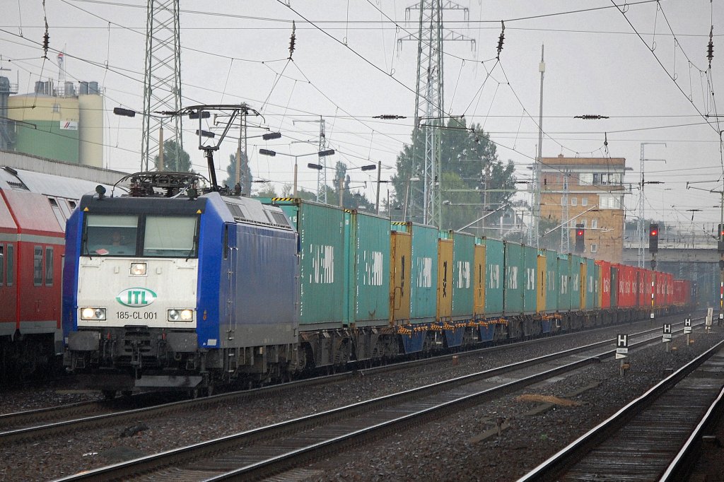 ITL 185-CL 001 (91 80 6185 501-4 D-VCD) mit Containerzug bei der Durchfahrt im Bhf. Flughafen Berlin-Sch�nefeld, 09.08.10