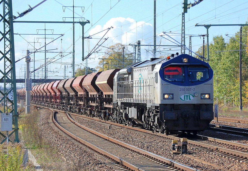ITL 250 007-2 (92 80 1250 007-2 D-ITL) mit Ganzzug Sch�ttgutwagen am 13.10.11 Bhf. Flughafen Berlin-Sch�nefeld.