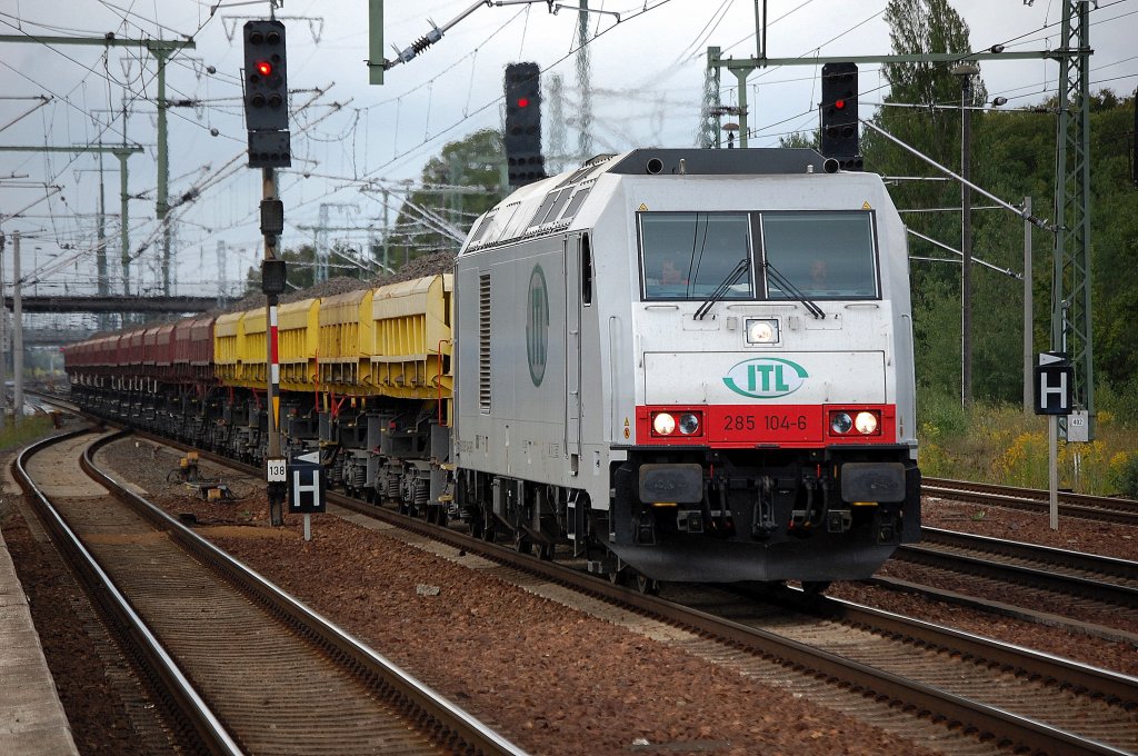 ITL 285 104-6 (92 80 1285 104-6 D-BTK) mit einem Ganzzug SCh�ttgutkippwagen mit Kiesbef�llung bei der Durchfahrt im Bhf. Flughafen Berlin-Sch�nefeld, 28.08.10. 
