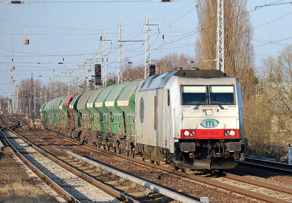 ITL 285 104-6 mit Sch�ttgutwagen (Typ Fcs) der eigenen Firma in gr�ner Farbe Richtung Karower Kreuz Berlin, 29.03.11 