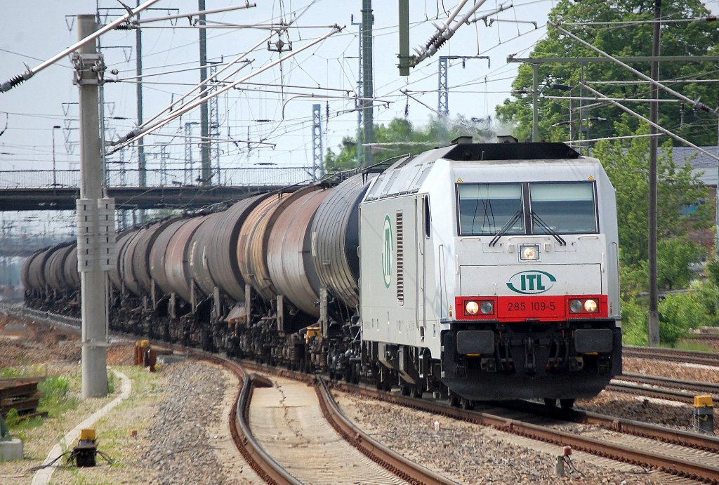 ITL 285 109-5 (92 80 1285 109-5 D-ITL, Bj. 2008) angemietet von CBRail mit Kesselwagenzug am 22.05.10 bei der Durchfahrt im Bhf. Flughafen Berlin-Sch�nefeld. 