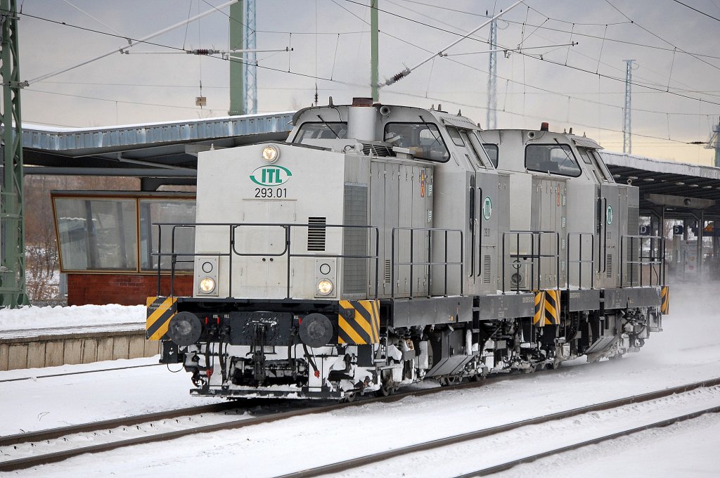 ITL 293.01 (92 80 1293 512-0 D-ITL) + 293.02 (92 80 1293 513-8 D-ITL) bei der Durchfahrt im Bhf. Flughafen Berlin-Sch�nefeld, 10.12.10