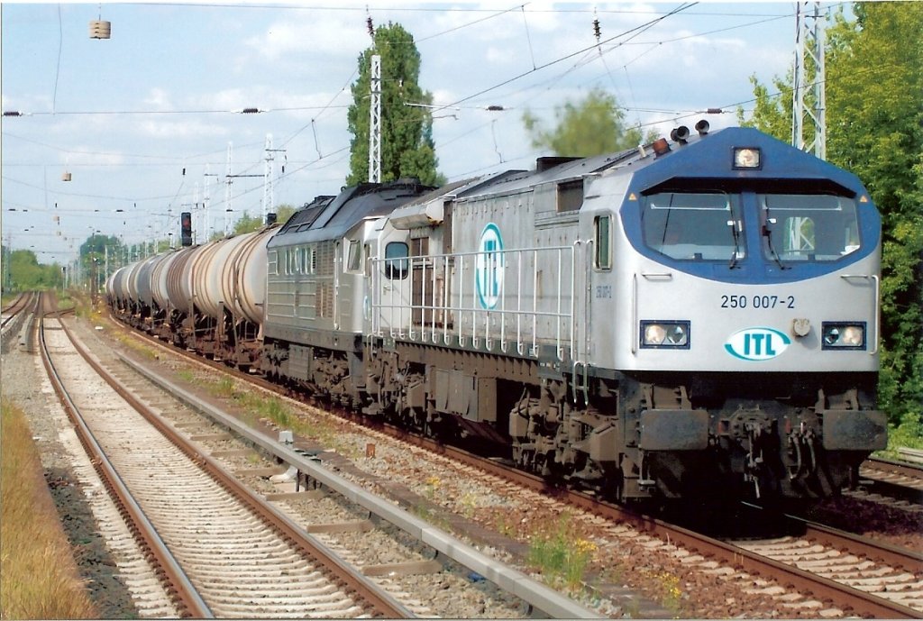 ITL Blue Tiger 250 007-2 (Bombardier Bj.2003) + ITL Ludmila W 232.? am 23.05.08 mit Kesselwagenzug in Berlin-Karow.