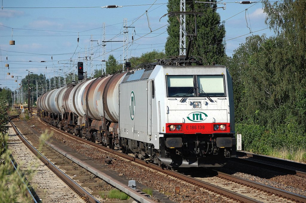 ITL E 186 138 mit einem Ganzzug franz�sischer Kesselwagen mit Ethanol-Bef�llung Richtung Karower Kreuz Berlin, 07.07.10 Berlin-Karow.