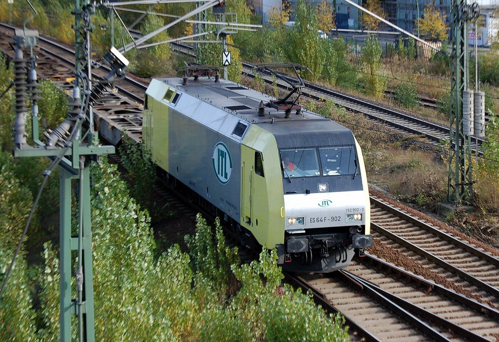 ITL ES 64 F - 902 (152 902-3) mit Containerzug Richtung Berlin-Spandau am 17.10.12 Berlin Putlitzbr�cke.