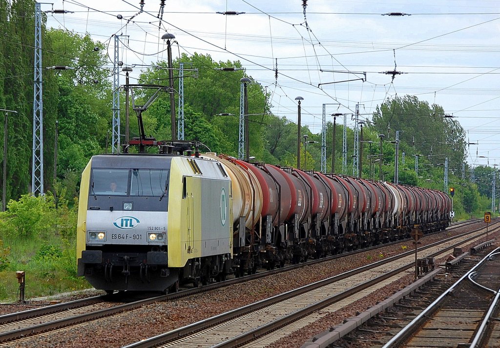 ITL ES 64 F-901 / 152 901-5 (Siemens Bj.2000, ex Dispolok) mit einem Ganzzug Kesselwagen Richtung Bernau, 18.05.10 Berlin-Buch. 