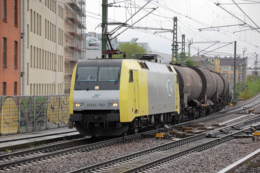 ITL ES 64 F-902 (152 902-3) mit Ganzzug Heizoelkesselwagen Richtung Berlin-Gesundbrunnen, 15.10.10 Berlin-wedding. 