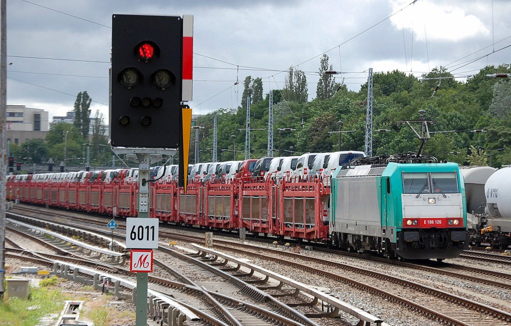 ITL Leasinglok 186 126-9 (91 80 6186 126-9 D-ATLD, Bombardier Bj.2006)mit PKW-Transportzug mit fabrikneuen VW-Caddy am 05.06.12 Richtung Innenstadt, Berlin Greifswalder Str. 