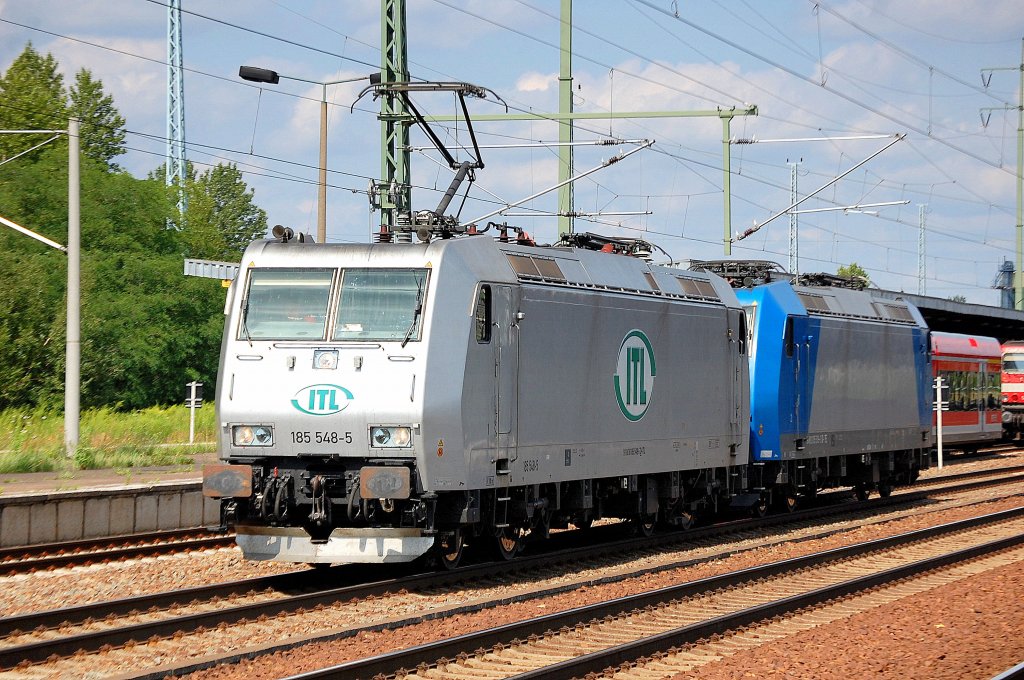 ITL Lok 185 548-5 (91 80 6185 548-5 D-ITL) hat die die an ITL ebenfalls vermietete 185 519-6 (91 80 6185 519-6 D-VCD)am Haken, 11.07.11 Bhf. Flughafen Berlin-Sch�nefeld.