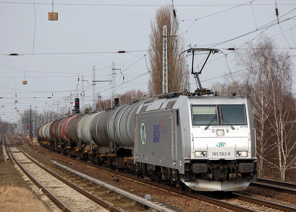 ITL Lok 185 562-6 (91 80 6185 562-6 D-ITL) mit Kesselwagenzug, 12.03.11 Berlin-Karow.