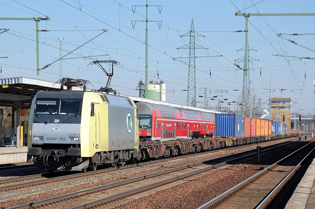ITL Lok ES 64 F-902 (91 80 6152 197-0 D-ITL) mit Containerzug am 08.03.11 im Bhf. Flughafen Berlin-Sch�nefeld.