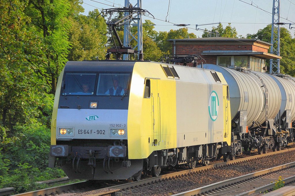 ITL Lok ES 64 F-902 (91 80 6152 197-0 D-ITL) mit Kesselwagenzug am 26.07.11 Berlin-Karow.
