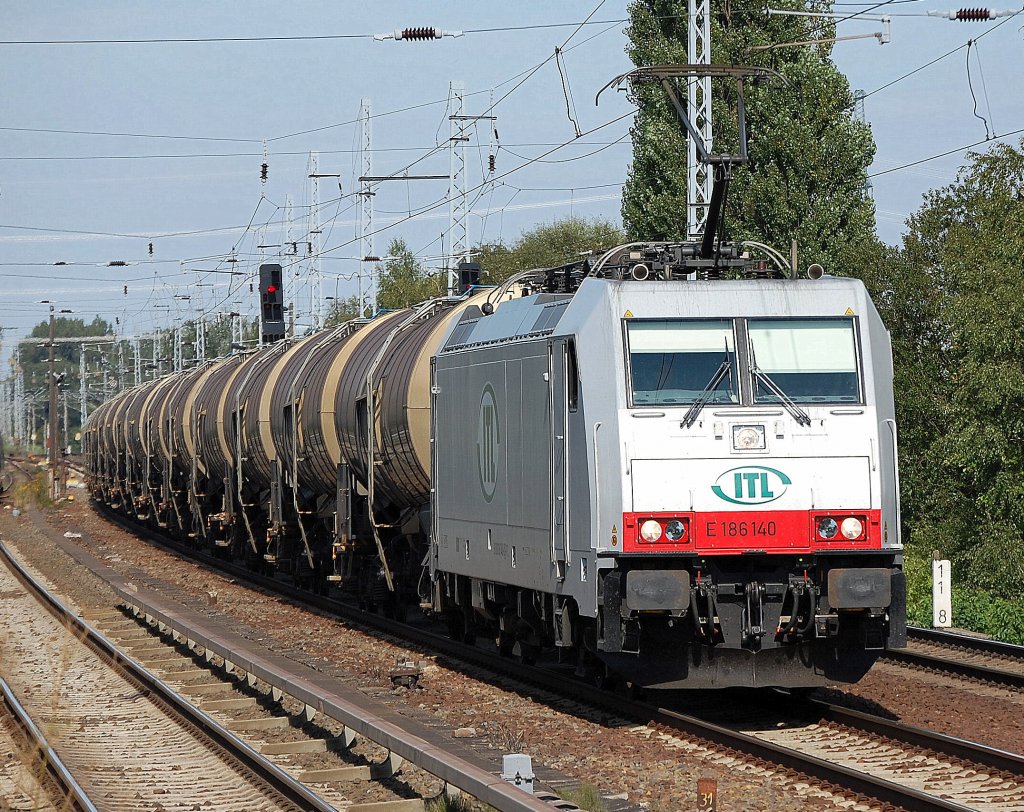 ITL Polska hat von CBRail die E 186 140 (Bomardier, Bj. 2008) angemietet, hier mit Kesselwagenganzzug Richtung Karower Kreuz Berlin, 31.08.09