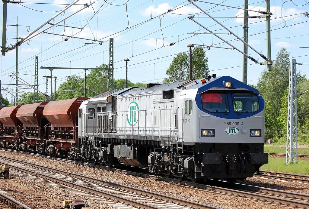 ITL Tiger 250 006-4 (92 80 1250 006-4 D-ITL) am 14.05.12 mit Ganzzug offener Sch�ttgutwagen unterwegs Bhf. Flughafen Berlin-Sch�nefeld.