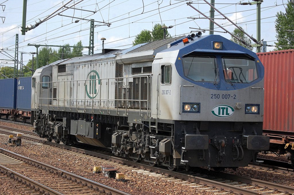 ITL Tiger 250 007-2 am 13.07.13 Durchfahrt Bhf. Flughafen Berlin-Sch�nefeld.