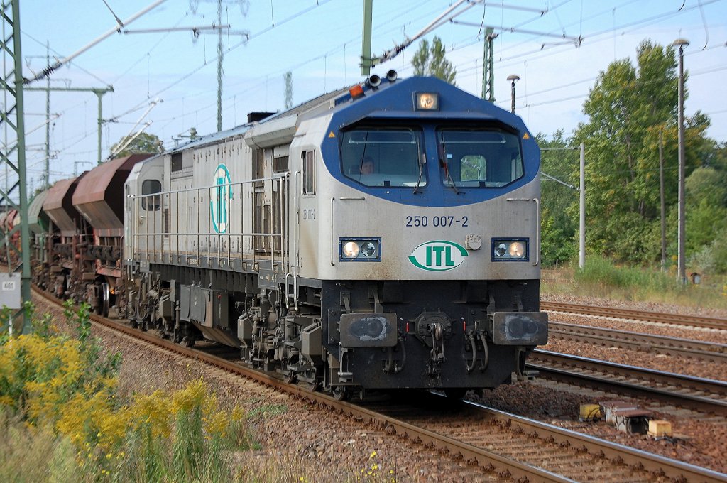 ITL Tiger 250 007-2 mit Ganzzug firmeneigener offener Sch�ttgutwagen am 31.08.11 bei der Durchfahrt im Bhf. Flughafen Berlin-Sch�nefeld.