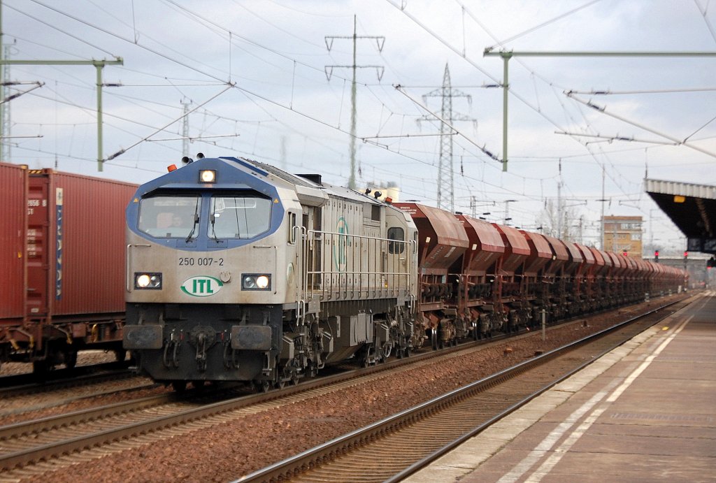 ITL Tiger 250 007-2 mit Ganzzug Sch�ttgutwagen am 29.12.11 Bhf. Flughafen Berlin-Sch�nefeld. 