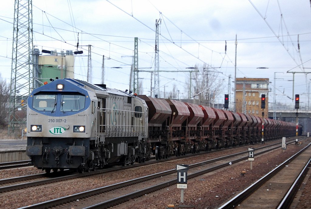 ITL Tiger 250 007-2 wider mal mit Ganzzug Sch�ttgutwagen am 04.01.12 Bhf. Flughafen Berlin-Sch�nefeld.