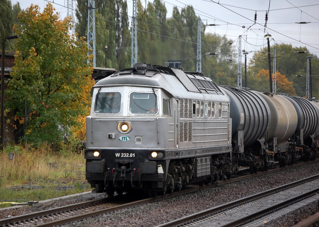 ITL W 232.01 (92 80 0232 001-0 D-ITL, V400, Bj.1977) mit Kesselwagenganzzug Richtung Bernau, 15.10.09 Berlin-Buch.