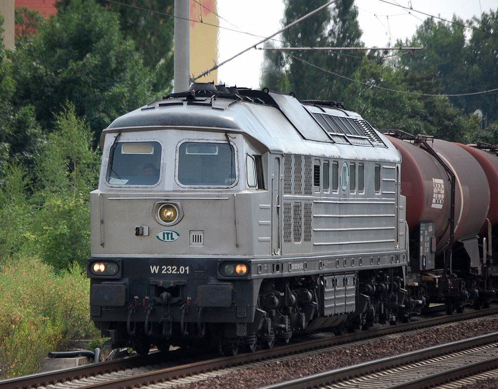 ITL W 232.01 (92 80 0232 001-0 D-ITL, Bj.1977) mit Kesselwagenzug Richtung Berlin-Blankenburg, 13.07.10 Berlin-Pankow.