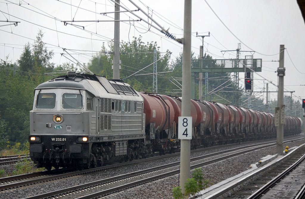 ITL W 232.01 (92 80 0232 001-0 D-ITL) mit Kessewagenzug Richtung Berlin-Karow, 26.08.10 Berlin-Blankenburg.