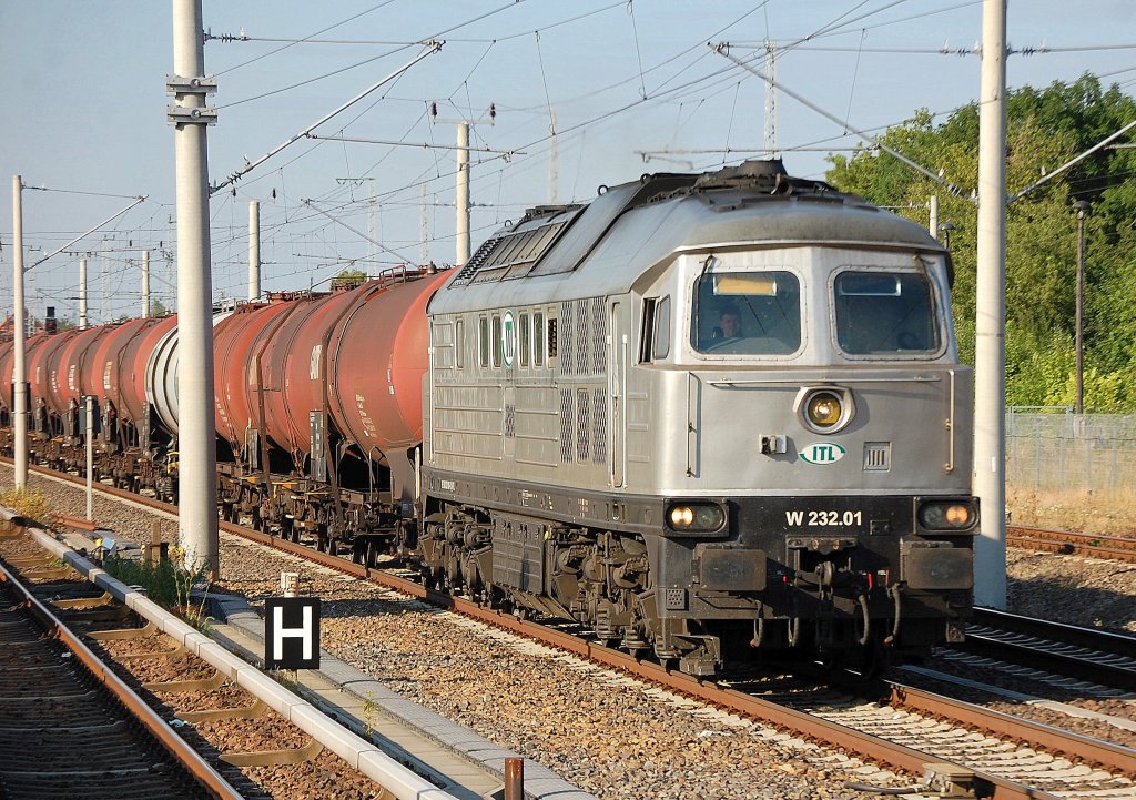 ITL W 232.01 mit Kesselwagenzug Richtung Berliner Innenstadt, 20.07.10 Berlin-Blankenburg.