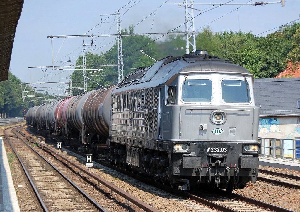 ITL W 232.03 mit Kesselwagenzug Richtung Berlin-Karow, 22.07.10 Berlin-Buch.