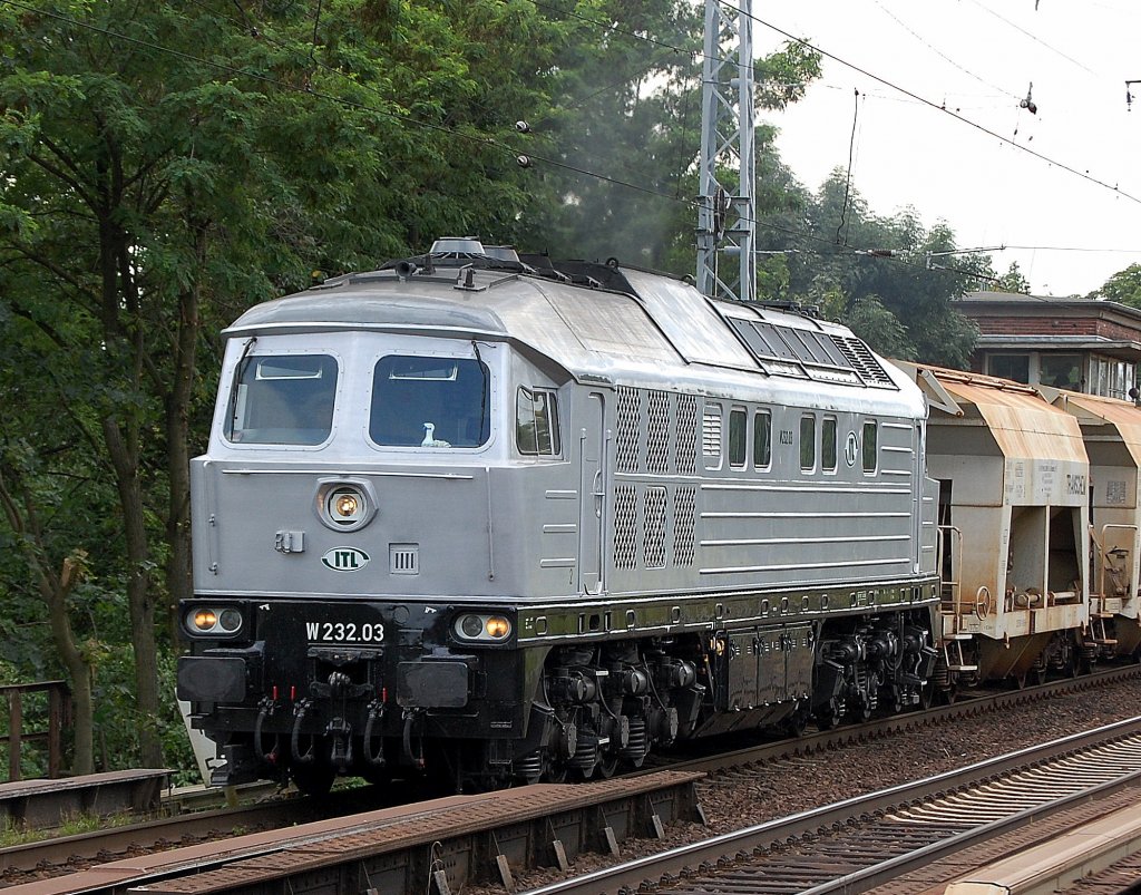 ITL W 232.03 (V400, Bj.1977, Umbau ADtranz 1999) mit einem Ganzzug polnischer Spezialsch�ttgutwagen Richtung Bernau, 15.07.09 Berlin-Karow.