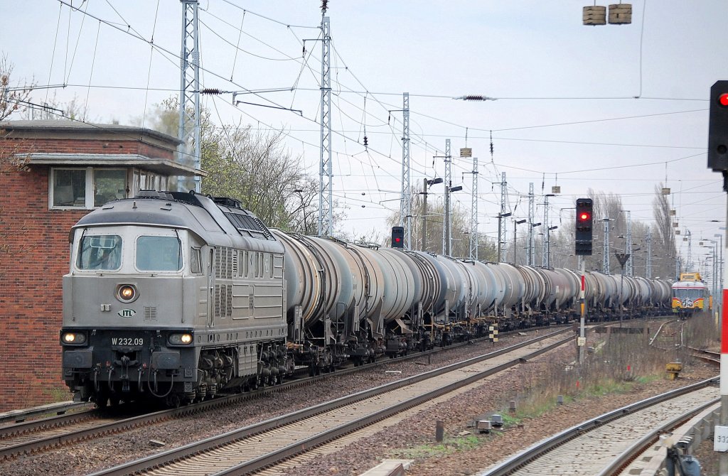 ITL W 232.09 (92 80 0232 209-3 D-ITL) mit Kesselwagenzug Richtung Bernau, 07.04.11 Berlin-Karow.