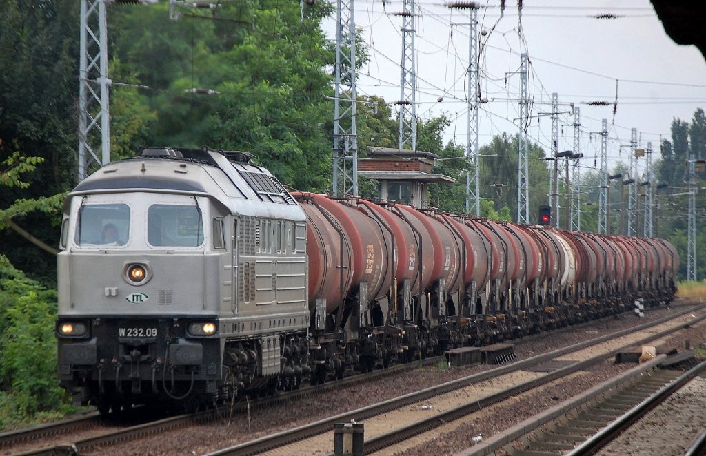ITL W 232.09 (92 80 0232 209-3 D-ITL) am 03.08.10 mit polnischen Kesselwagenzug Richtung Bernau unterwegs.