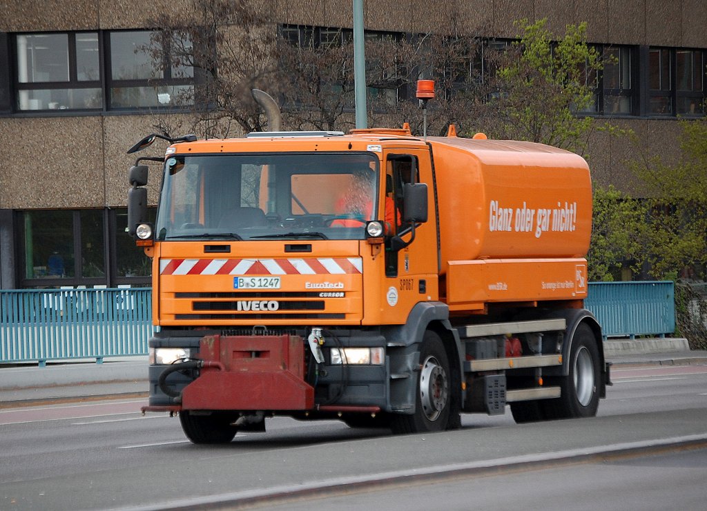 Iveco EuroTech Wassersprengwagen der Berliner Stadtreinigung (BSR SP067), 20.04.12 Berlin Putlitzbr�cke.