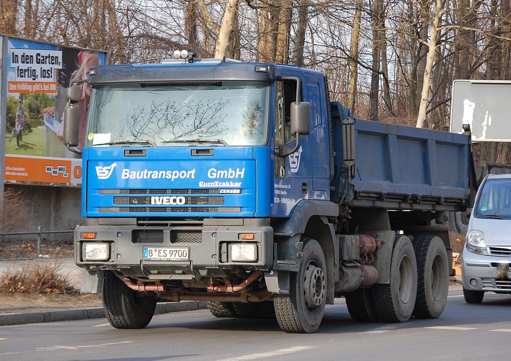 IVECO EuroTrakker CURSOR 440 PS Kipper der Fa. ES Bautransport GmbH aus Berlin, 18.03.10 Berlin-Pankow.