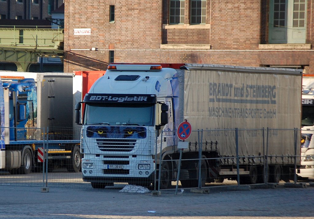 IVECO Sattelzug der BDT-LOGISTIK pausiert im Berliner Westhafen, 28.12.12