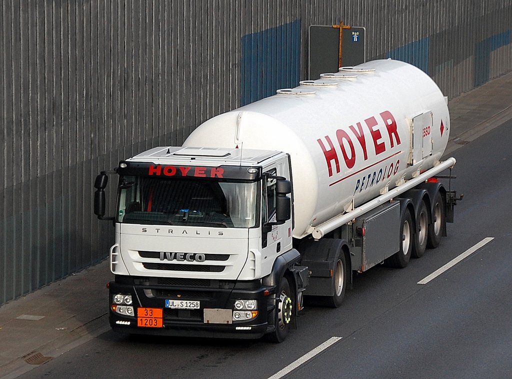IVECO STRALIS 400 mit Kesseltankauflieger der Sped. HOYER im Auftrag von ESSO mit Benzinbef�llung, 04.11.11 Berliner Stadtautobahn H�he Kaiserdamm.